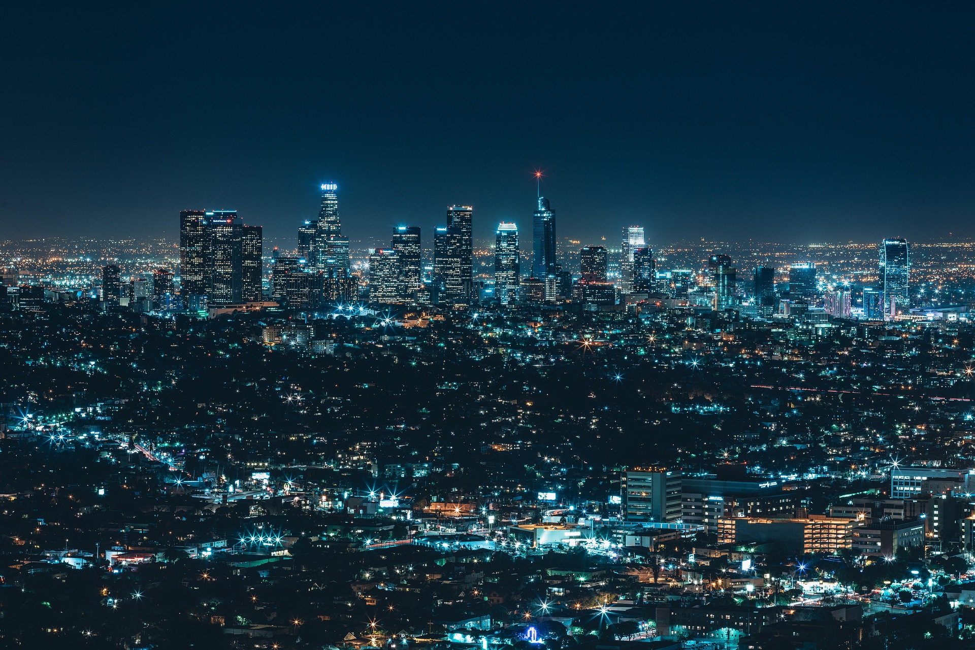 Skyline nocturno de ciudad con rascacielos iluminados